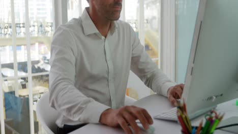 hombre de mediana edad que trabaja en una oficina creativa