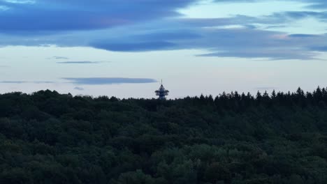 En-Lo-Alto-Del-Heunsberg-En-Valkenburg-Se-Encuentra-El-Wilhelminatoren,-Construido-En-1906.