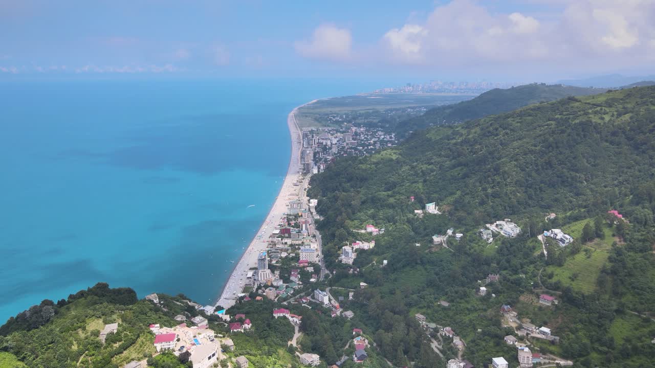 지평선 으로 어 있는 멋진 파란 바다 를 가진 해안 도시 의 공중 풍경