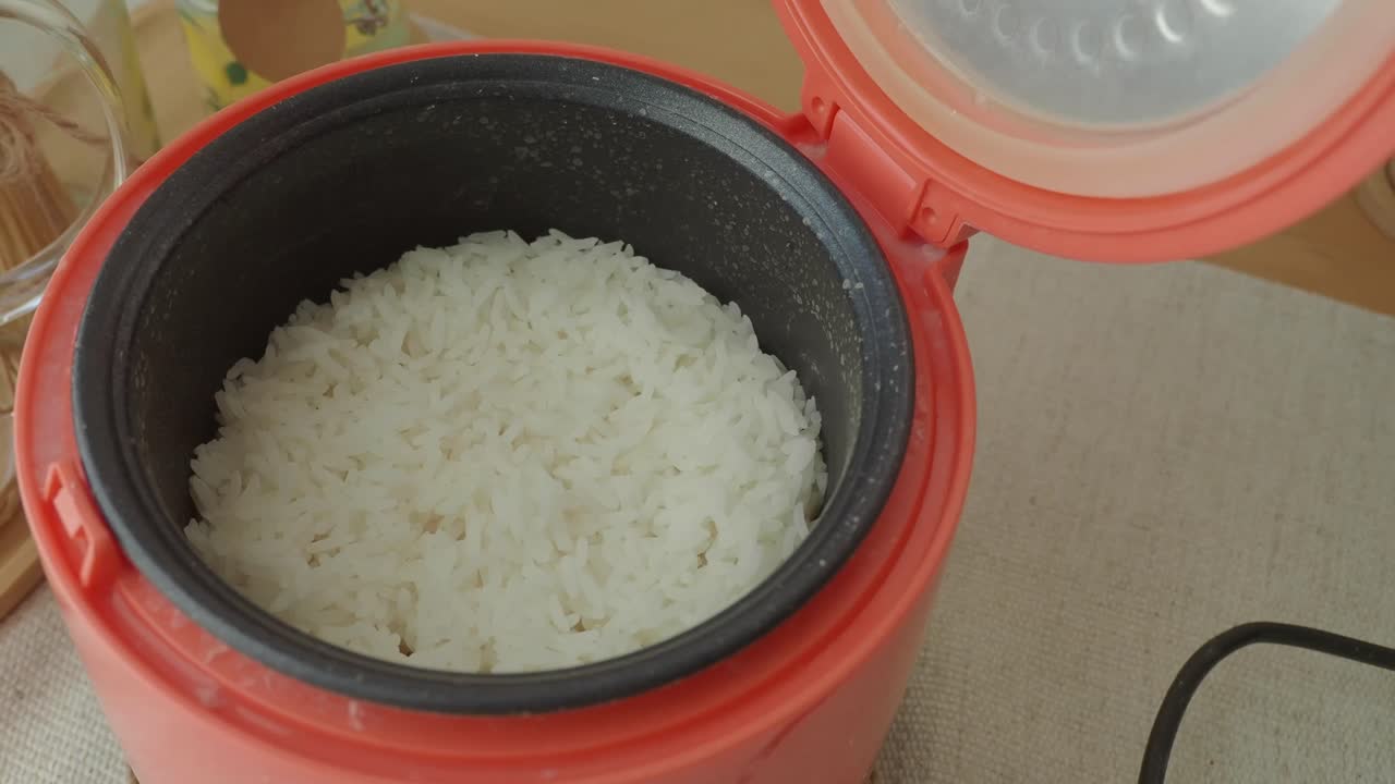 Cooked White Rice in a Rice Cooker
