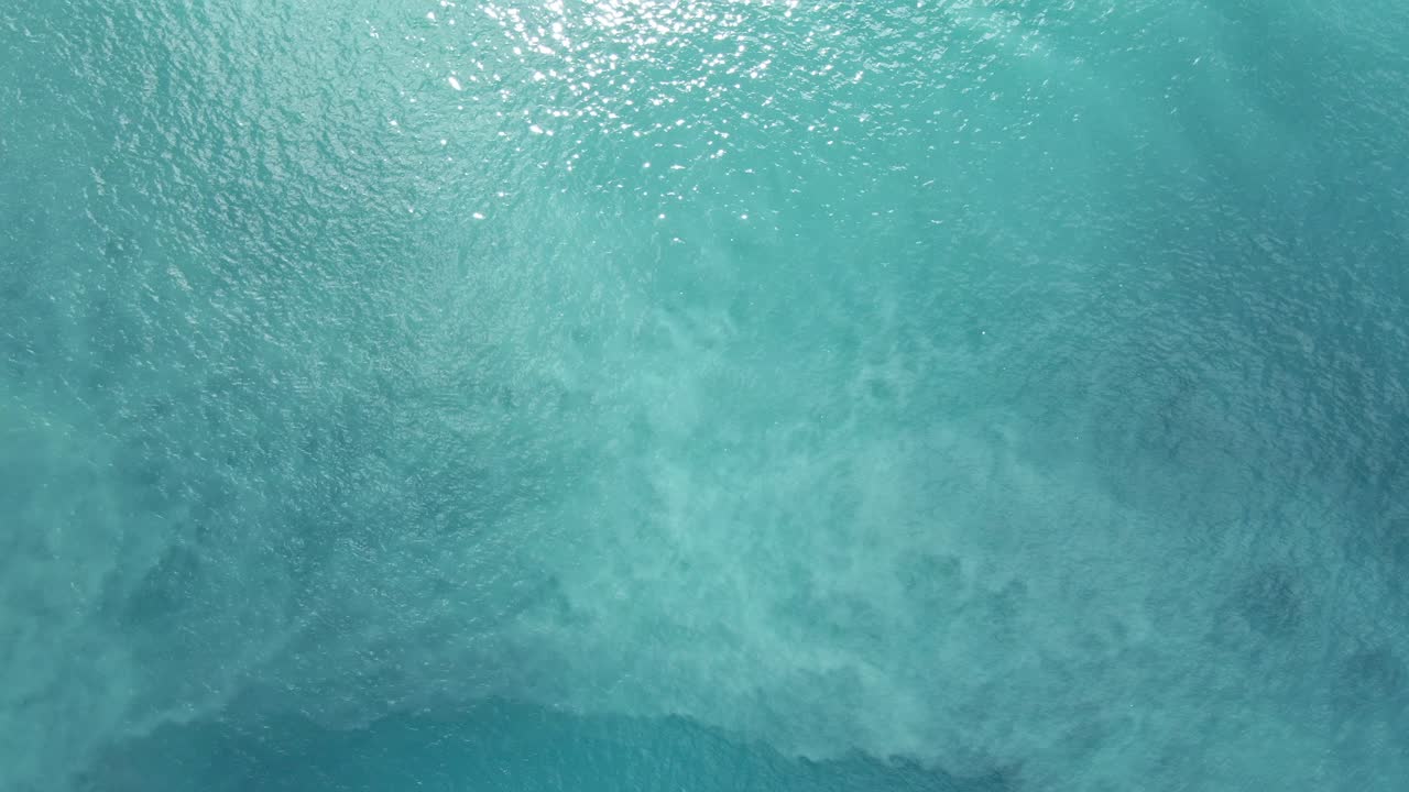 마음을 사로잡는 차분한 자연 경관 고요한 청록색 바다 물 전망