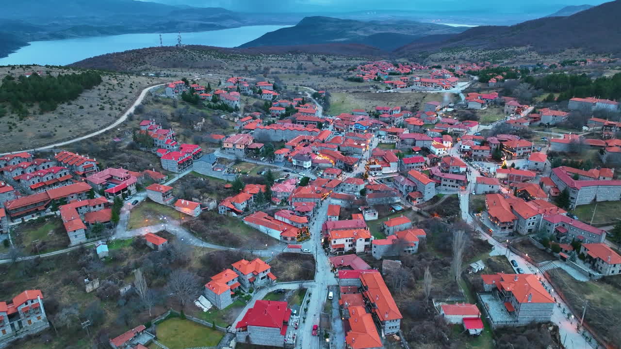 Yunanistan, Makedonya eyaletindeki Kaimaktsalan Dağı'nda bulunan Agios Athanaios köyü üzerinde drone uçuşu.