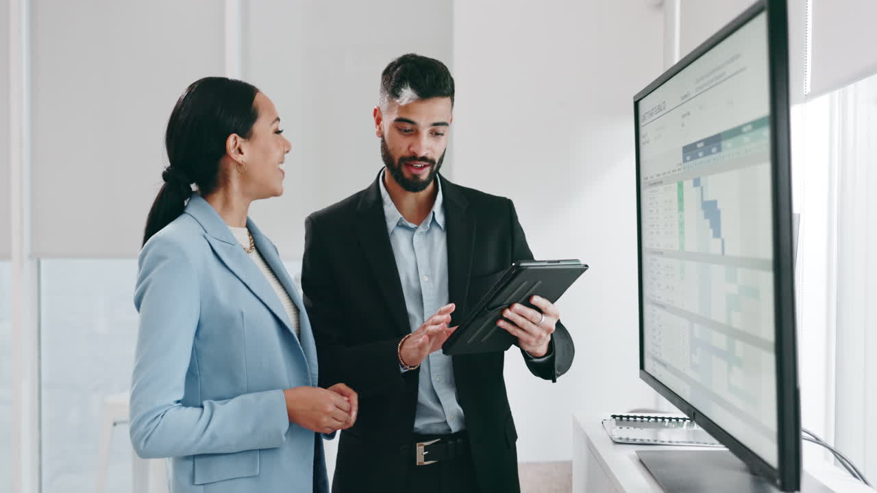 tableta, lectura y feliz gente de negocios hablar