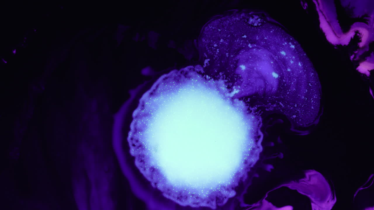 фиолетовый, органический, абстрактный эффект жидкости.