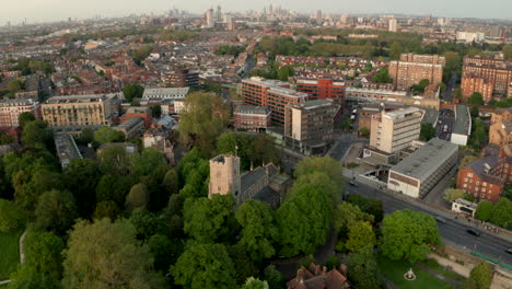 Schwenk-Luftaufnahme-Von-Der-All-Saints-Church-In-Fulham-Zur-Skyline-Von-London