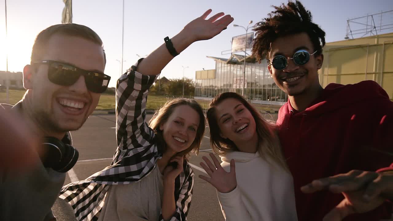 grupo de cuatro jóvenes felices divirtiéndose en carritos de compras