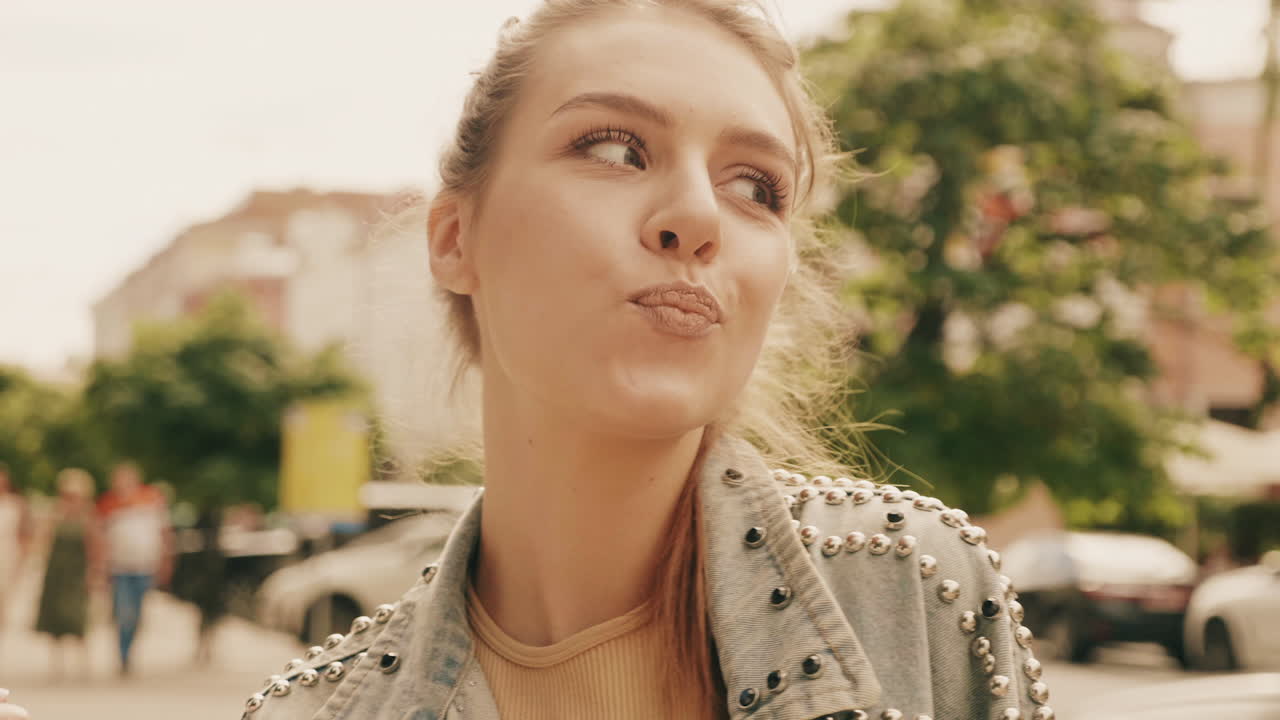 Donna che gusta un lecca-lecca alla fragola