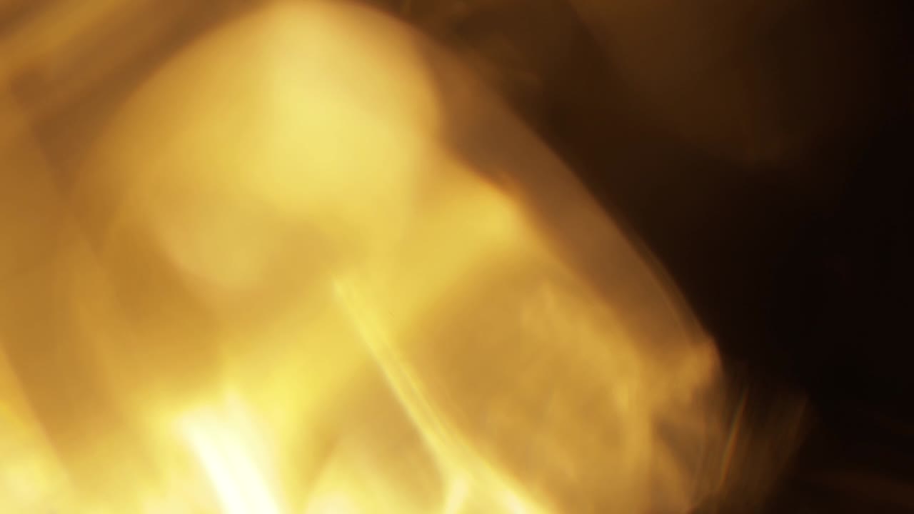 Vazamentos de Luz (Light Leaks) filmagem 4K. Brilho da lente, reflexos, sobreposições bokeh, fundo de chama queimada. Efeito de raios de flash