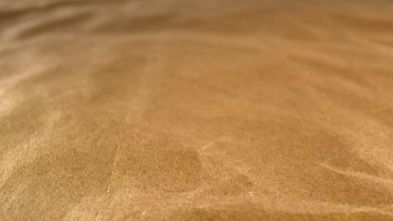 moviéndose a través del interior plano del sobre de envío reciclado