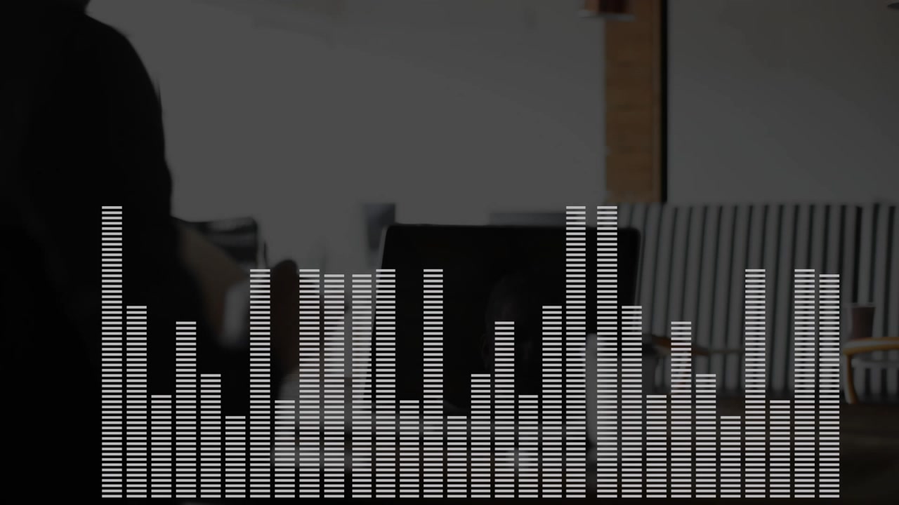 Mand justerer laptopindstillinger på en teknologisk arbejdsplads med animerede audio-equalizer-bjælker.