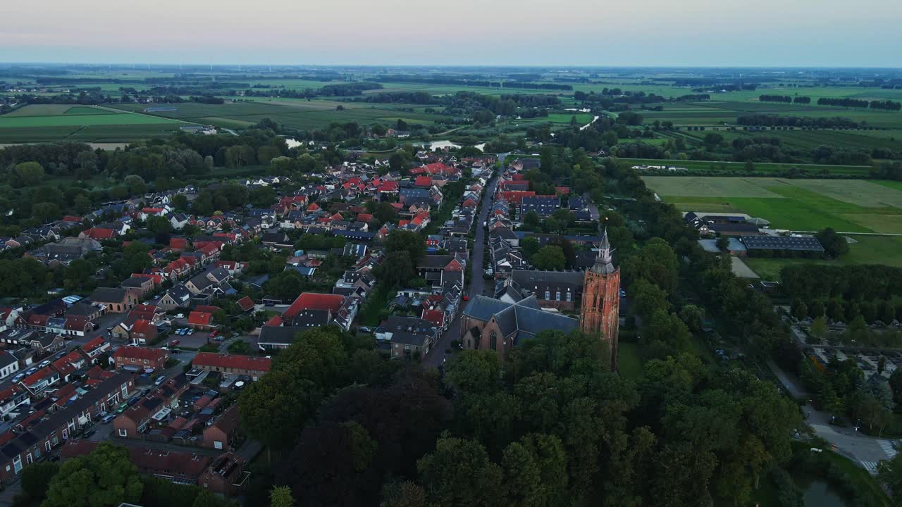 해가 지는 아름다운 네덜란드 마을 의 역사적 도시 중심지 의 공중 전망