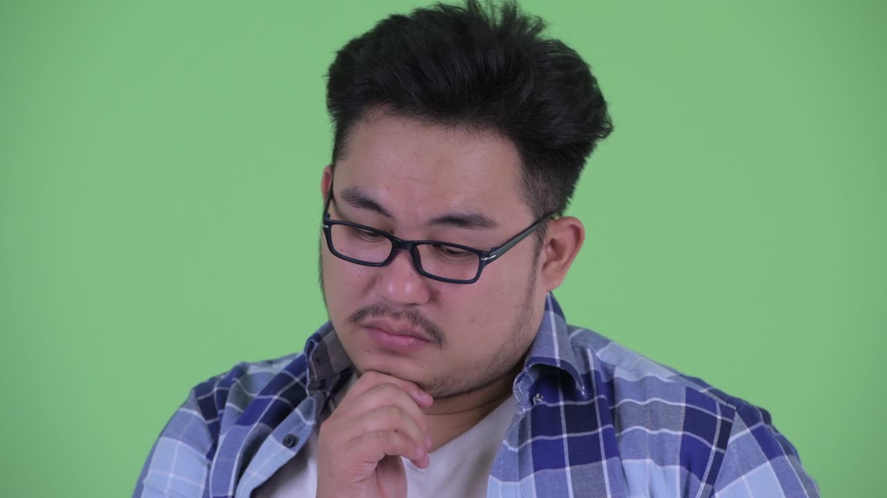 멋진 젊은 과체중 아시아 스터 남자