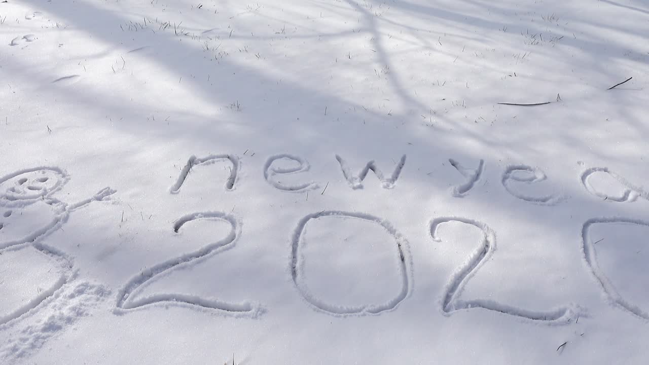 Scritta 'nuovo anno' sulla neve. Riprese in inverno