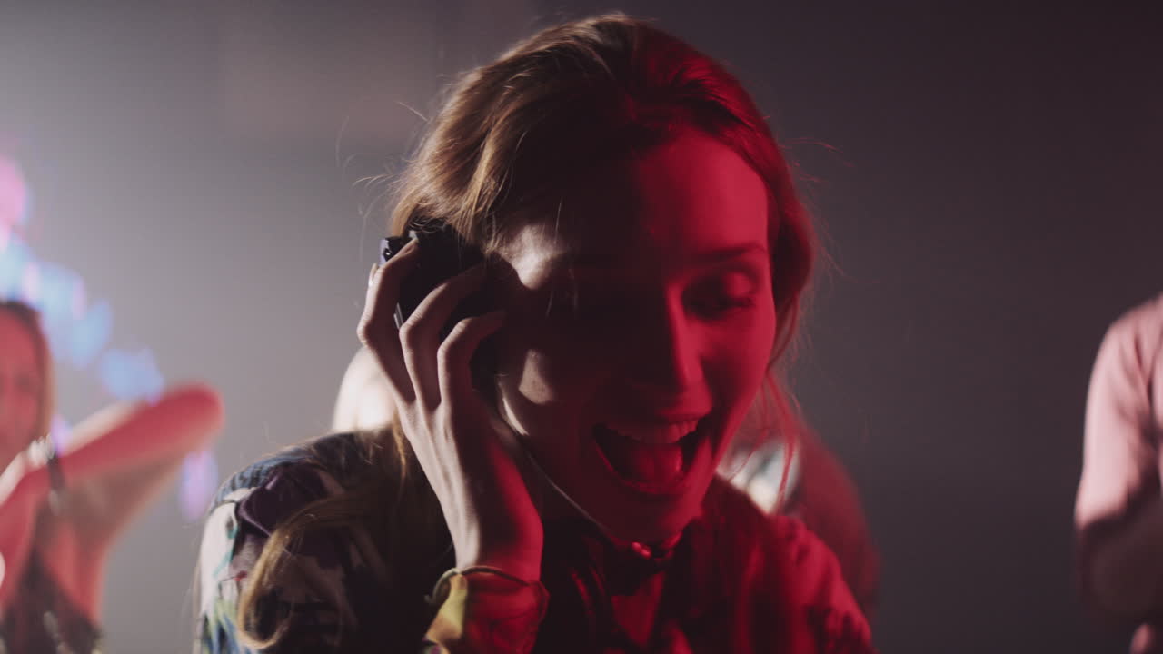 la escena de la fiesta en el club nocturno