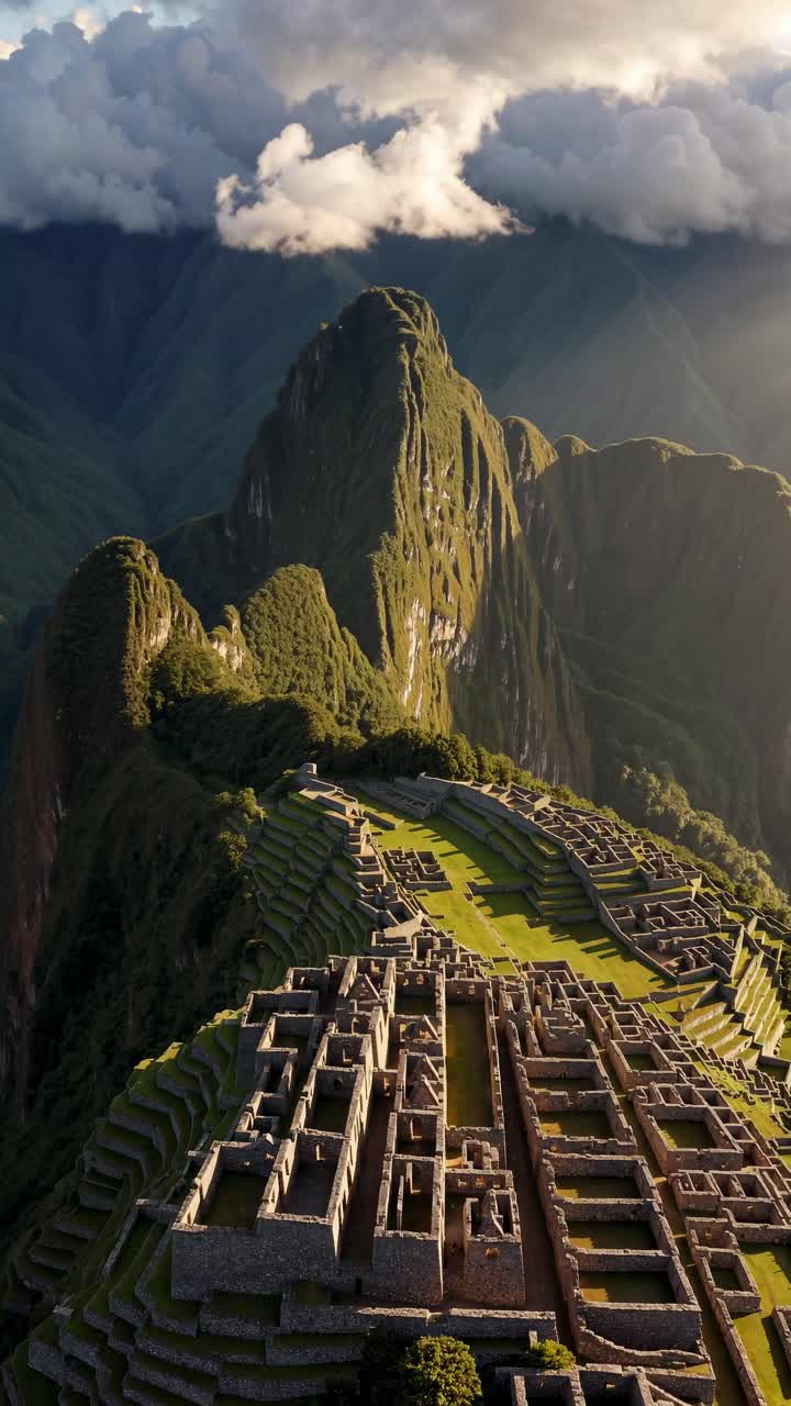 Vista aerea di antiche rovine su una montagna, sotto nuvole drammatiche