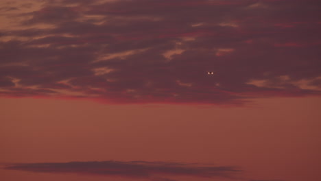 avión volando a través de las nubes del atardecer