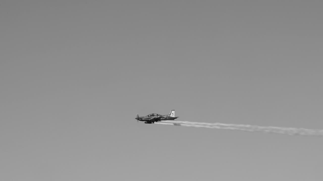aviones acrobáticos realizan acrobacias sincronizadas en el cielo