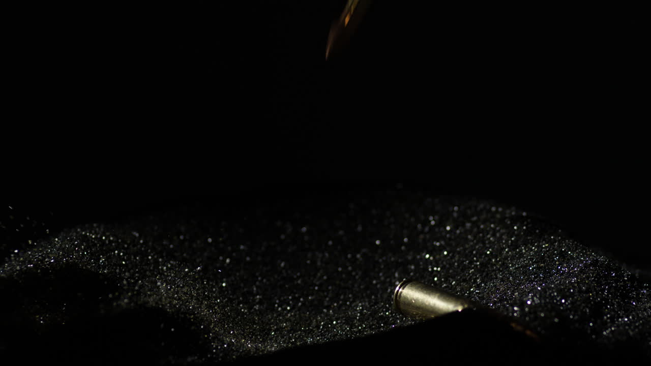 300개의 aac 블랙아웃 총알이 검은색 배경에서 연기가 없는 화약 위에 떨어집니다.