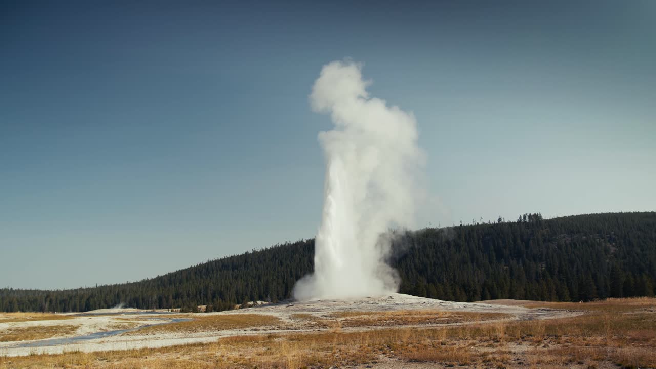 increíble toma de los viejos fieles en el parque nacional de yellowstone mientras estalla