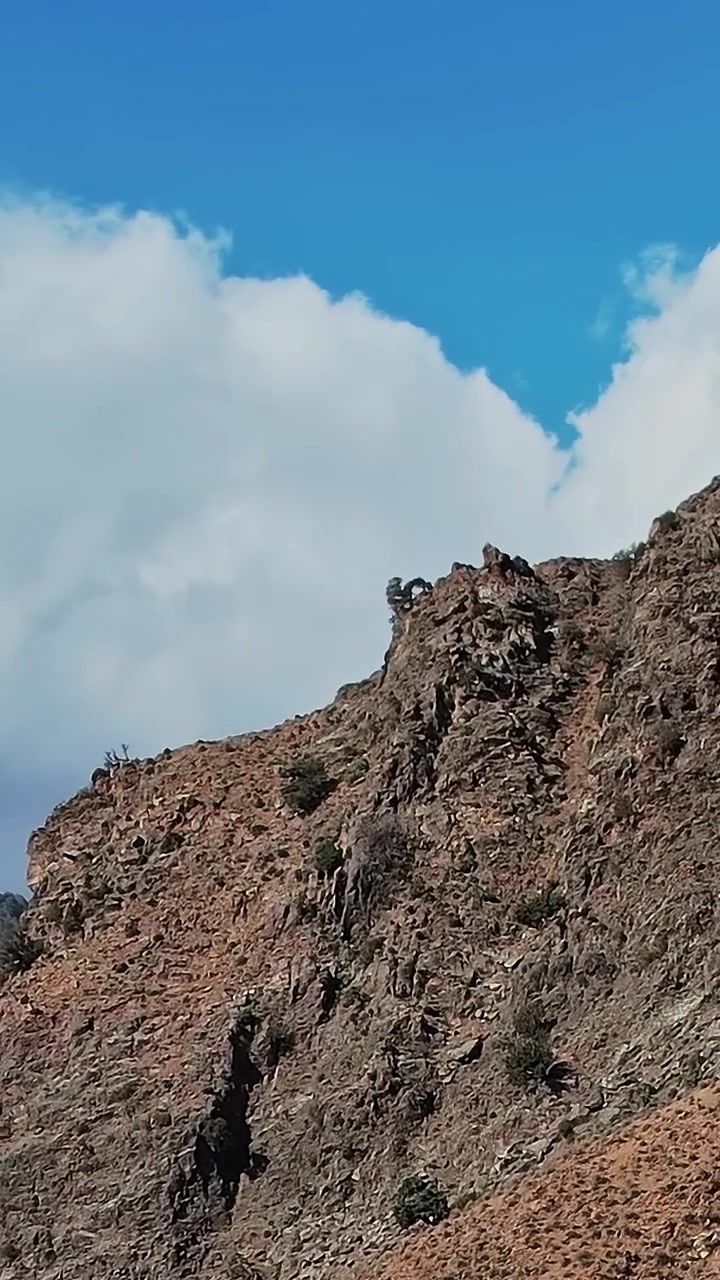 Scogliere verticali si ergono alte sul paesaggio in Marocco con nuvole sopra