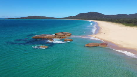 Majestuosa-Playa-Paraíso-En-La-Costa-Australiana,-Idílica-Toma-De-Arco-Aéreo