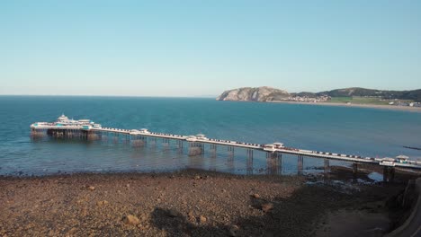 Ganzkörperaufnahme-Des-Berühmten-Llandudno-Piers-Mit-Dem-Little-Orme-Im-Hintergrund,-Wales