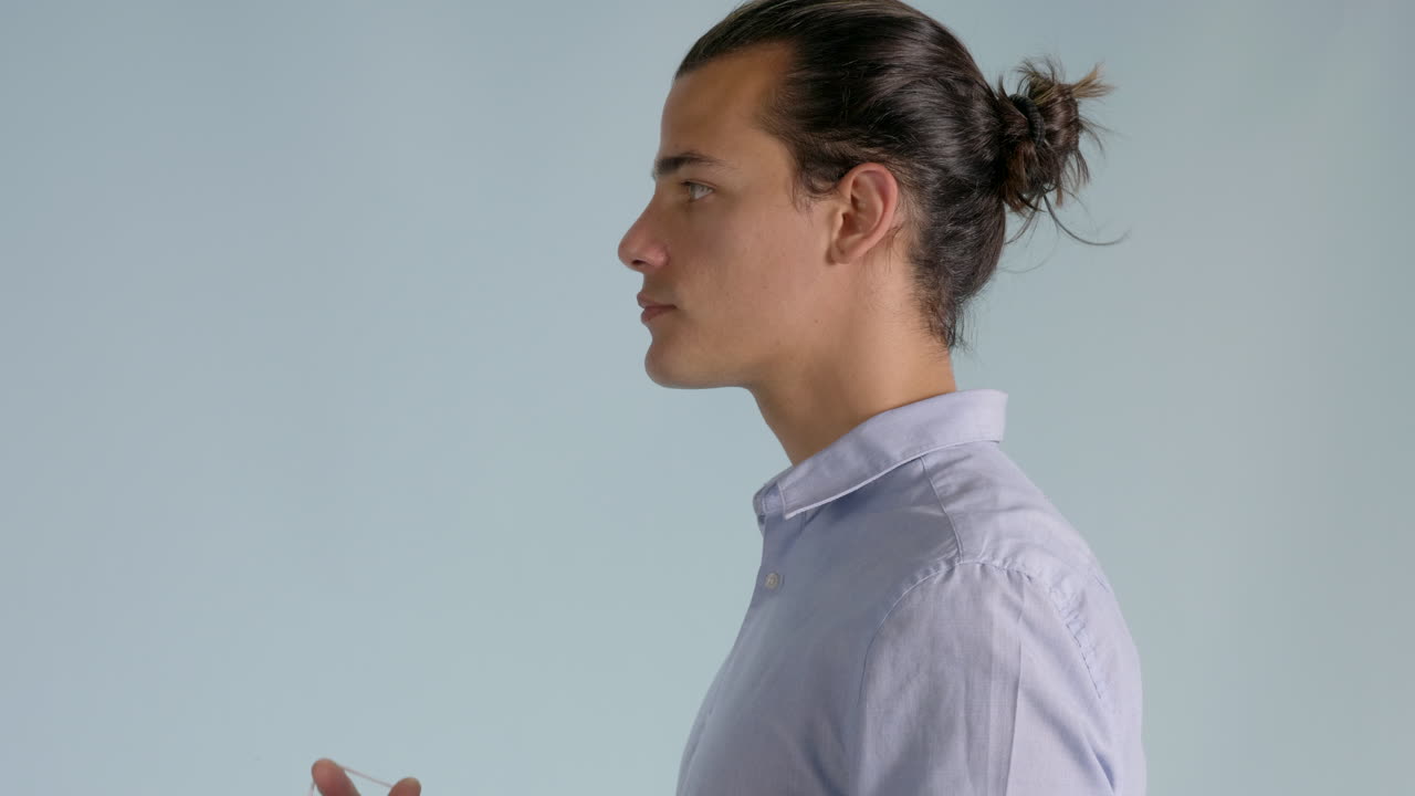 위생 마스크를 쓴 잘생긴 남자의 왼쪽 샷