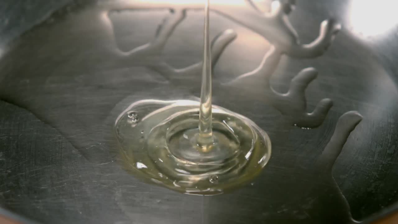 뜨거운 팬 에 달 ⁇  을  ⁇ 는 것