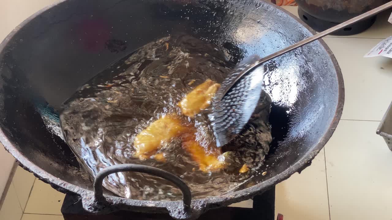 aloor potato chop은 인도 아대륙에서 유래한 스낵입니다.