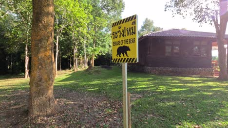 el cartel advierte de osos cerca de la cabaña del bosque