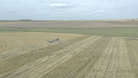 Agricultura-De-Precisión-Con-Tractor-Sembrando-Nueva-Cosecha-En-Líneas-Rectas,-Antena