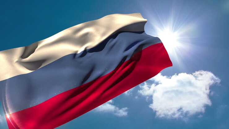 Russische Nationalflagge weht im Wind