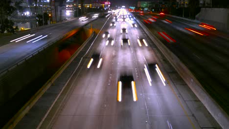 tráfico nocturno en las carreteras