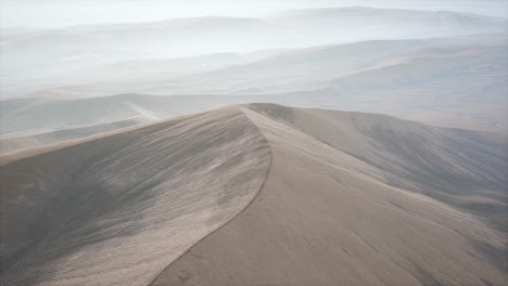 dunas de arena roja del desierto en la niebla