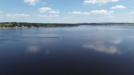 Filmische-Ansicht-Eines-Fahrenden-Schiffes,-Das-über-Einen-Großen-Blauen-See-Segelt