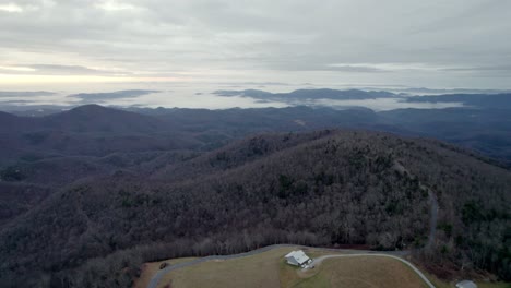 amanecer sobre sampson nc, carolina del norte cerca de boone y blowing rock nc, carolina del norte en el condado de watauga