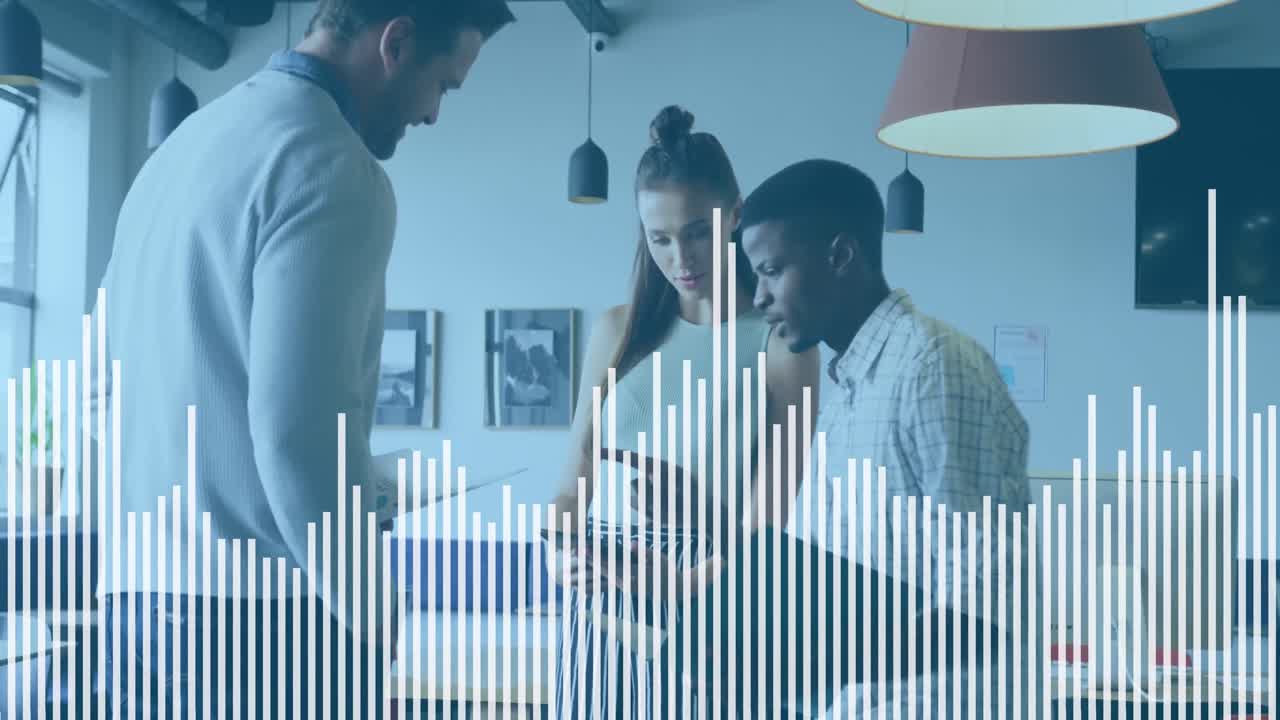 animazione di grafico a barre che si muove su diversi colleghi con tablet che discutono il rapporto in ufficio