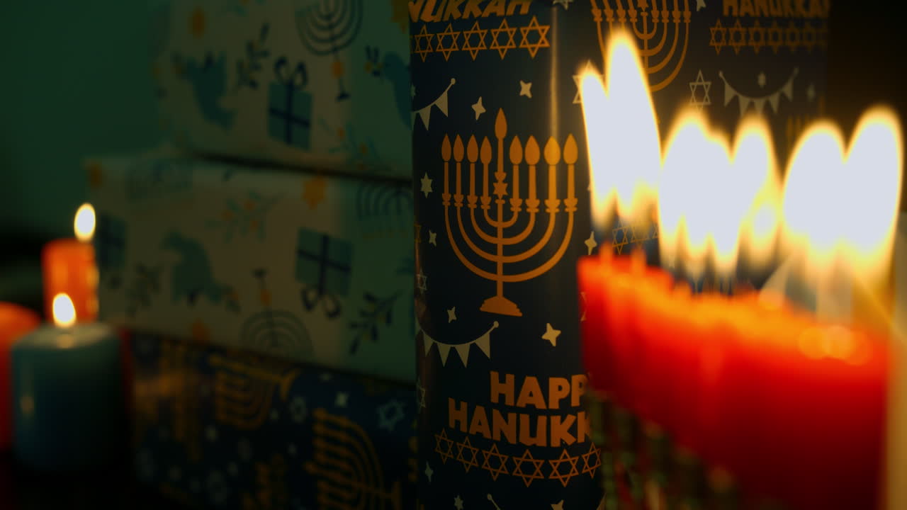 Candele di Hanukkah accese e scatole regalo festive