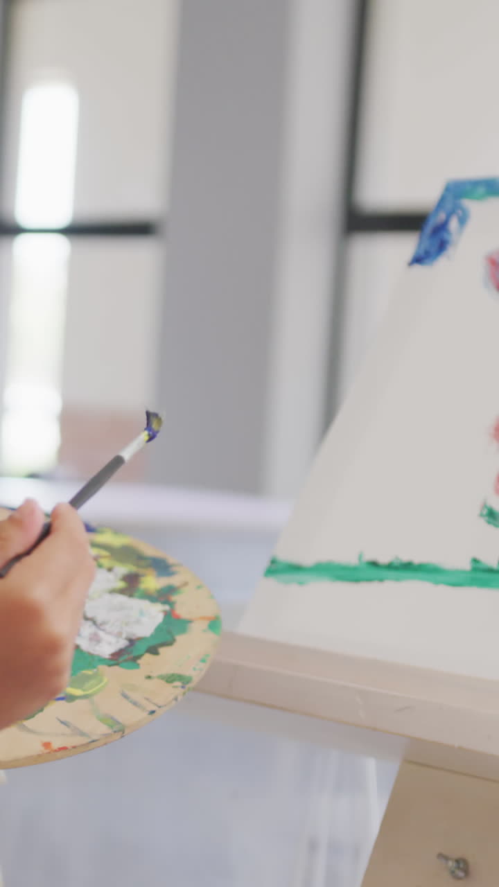 학교에서 미술 수업 중에 그림을 그리는 행복한 다양한 소녀들의 비디오