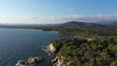 Borme-Les-Mimosas-Küste-Südlich-Von-Frankreich-Felsige-Klippen-Berge-Strand