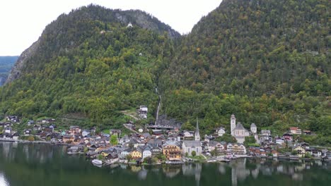 Pueblo-De-Hallstatt-Y-Atracción-Turística-En-Los-Alpes-De-Austria---Aéreo-4k