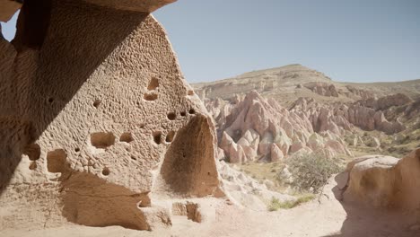 cueva tallada por el hombre en capadocia extraño paisaje único de piedra arenisca