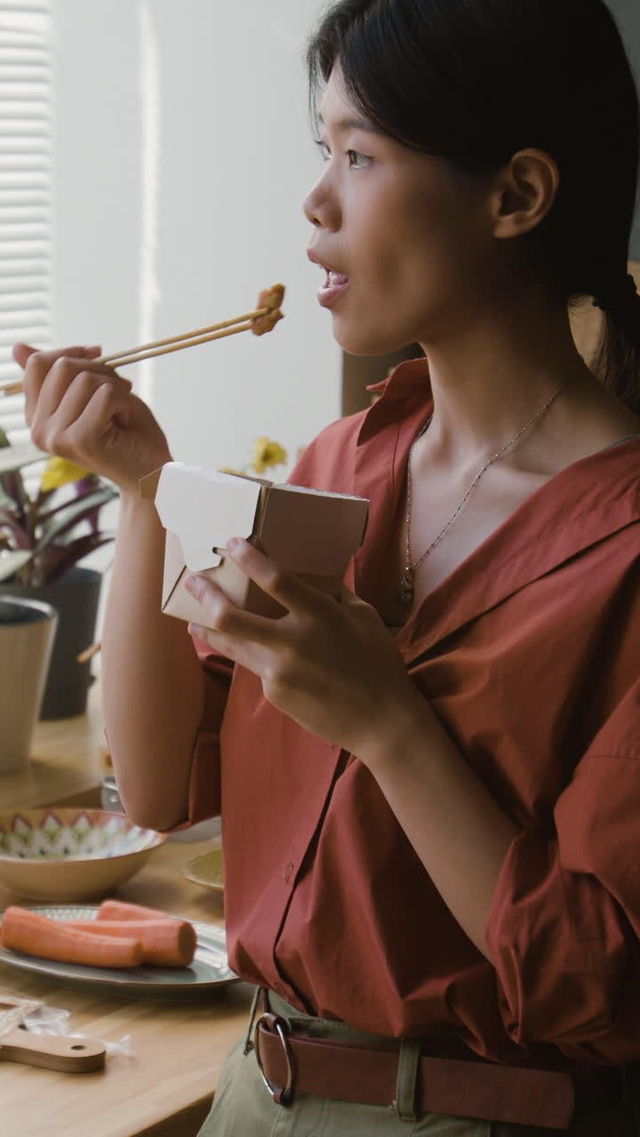 Jeune femme savourant un délicieux repas à emporter