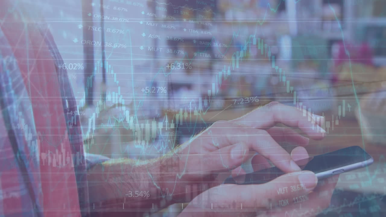 animación del procesamiento de datos del mercado de valores en la sección media de un hombre que usa un teléfono inteligente en una tienda