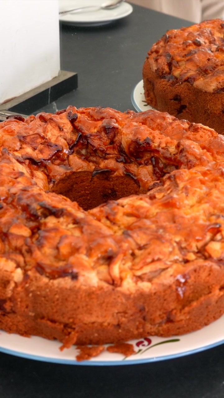 Karamelize Üst Katmanlı Lezzetli Ev Yapımı Elmalı Bundt Kek