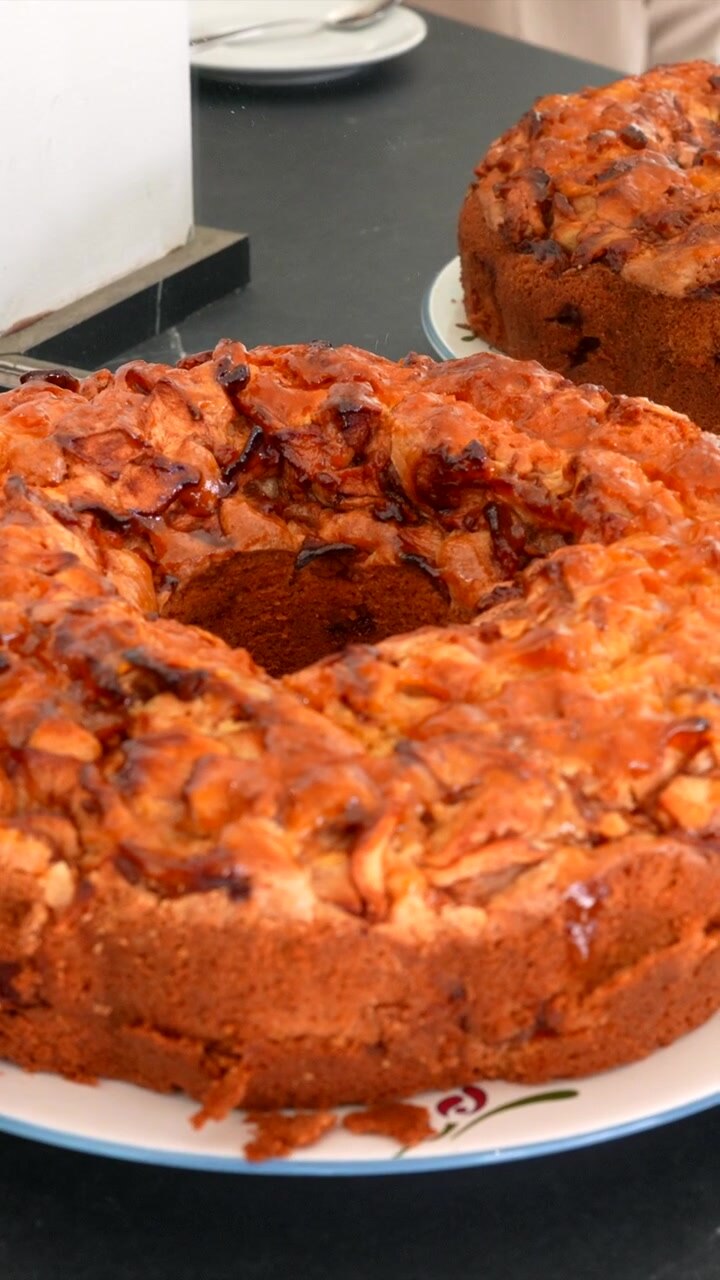 Deliziosa torta Bundt di mele fatta in casa con copertura caramellata