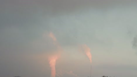 humo blanco liberado a la atmósfera