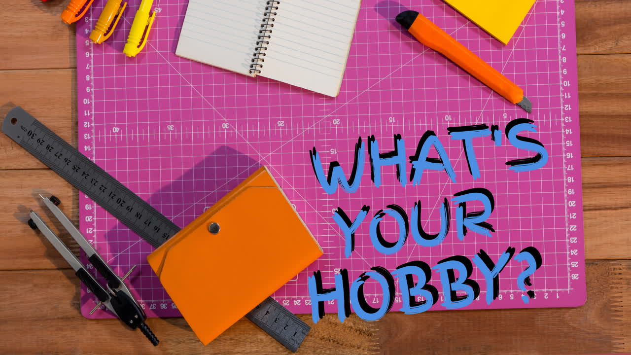 절단 매트에 공예 도구 위에 파란색으로 당신의 취미 텍스트의 애니메이션