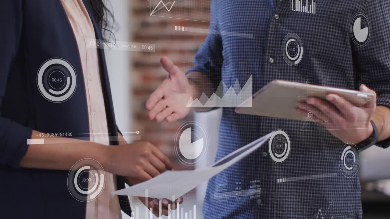 animación del procesamiento de datos sobre diversas personas de negocios en la oficina