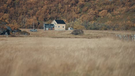 Ein-Altes-Verlassenes-Bauernhaus-Auf-Dem-Feld